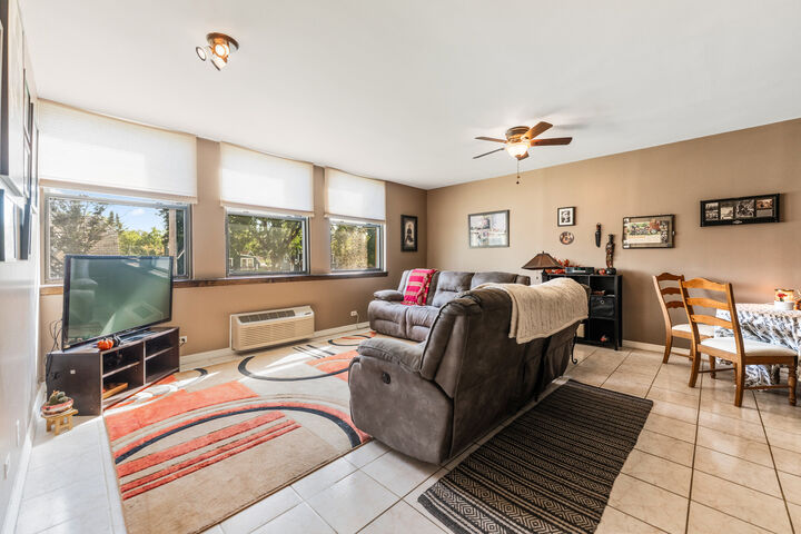 Property Photo: 530 E Highland Avenue B-5 IL 60181
