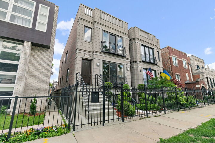 Property Photo: 2425 W Erie Street IL 60612