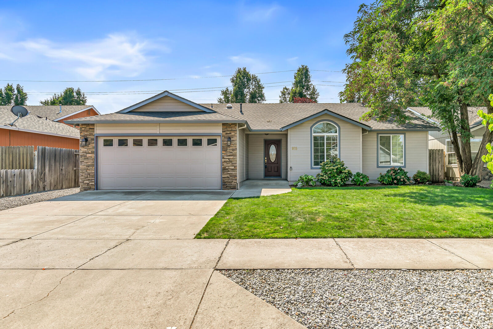 Property Photo: 935 Hampton Way OR 97501