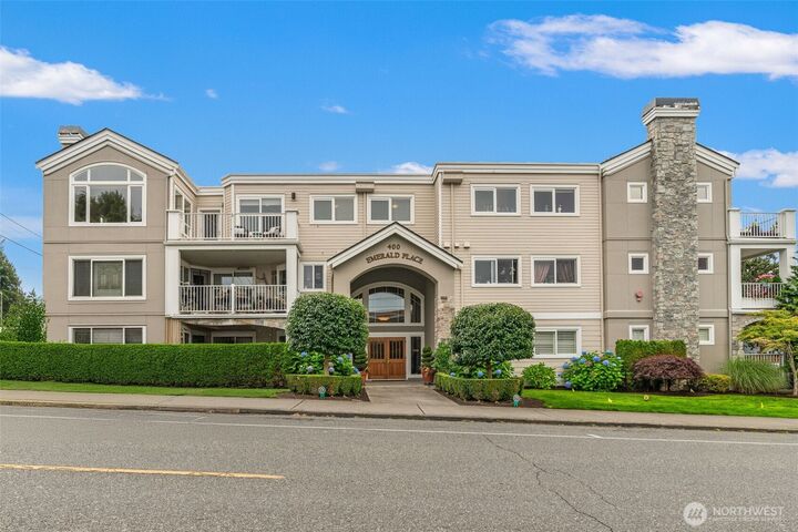Property Photo: 400 Walnut Street 301 WA 98020