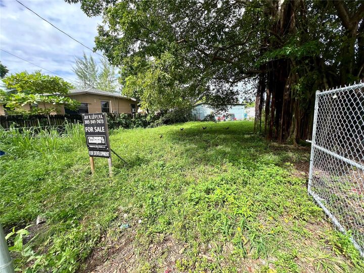 Property Photo: 7552 NE Miami Ct FL 33138