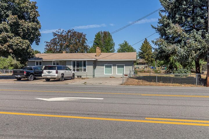 10821 / 10823 E Mission Ave  Spokane Valley WA 99209 photo
