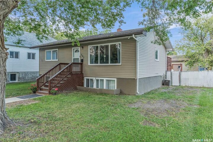 Property Photo:  302 M Avenue N  SK S7L 2S5 