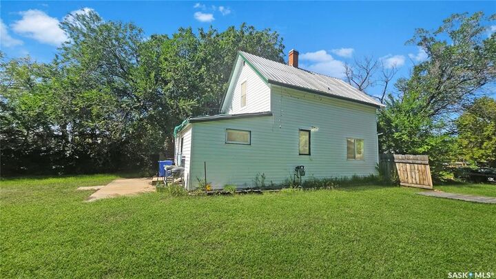 Property Photo:  1907 14th Street W  SK S6V 3P3 