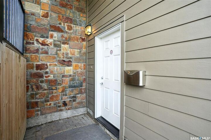 Property Photo:  122 Roy Crescent  SK S7W 0K9 