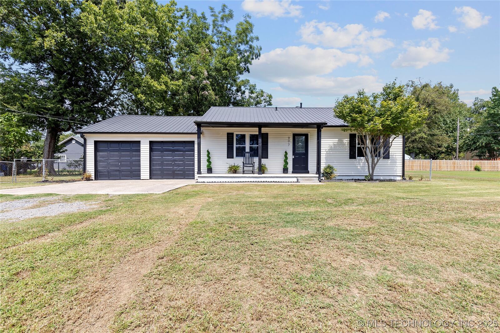 Property Photo:  907 SE 4th Street  OK 74467 