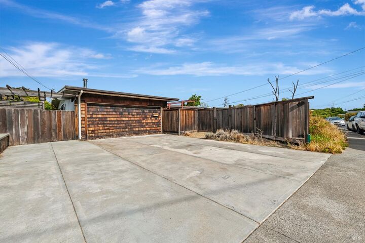 Property Photo: 615 Rosal Way CA 94903