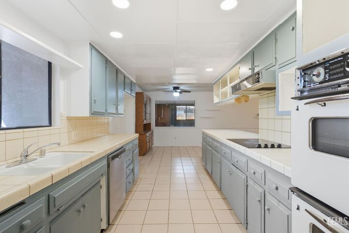 Property Photo: 2504 Olmo Court CA 93309