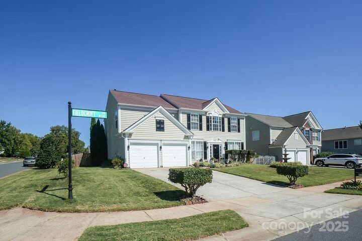 Property Photo: 8727 Fieldcroft Drive NC 28277