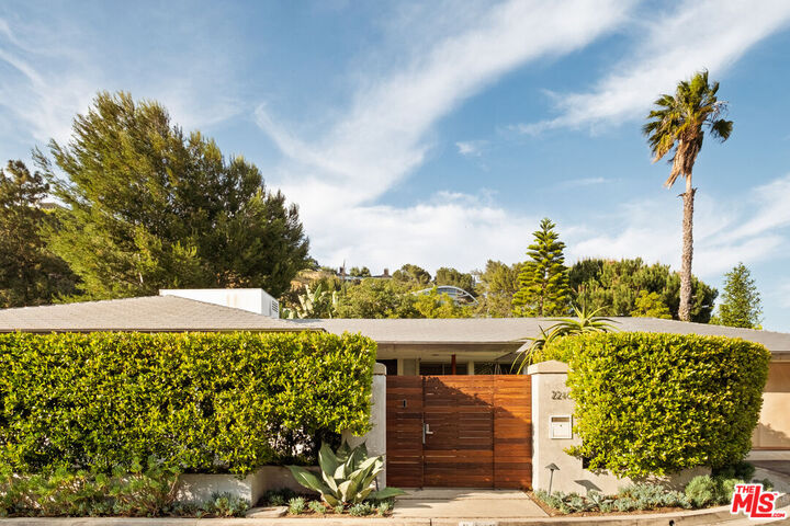2246 Chelan Pl  Los Angeles CA 90068 photo