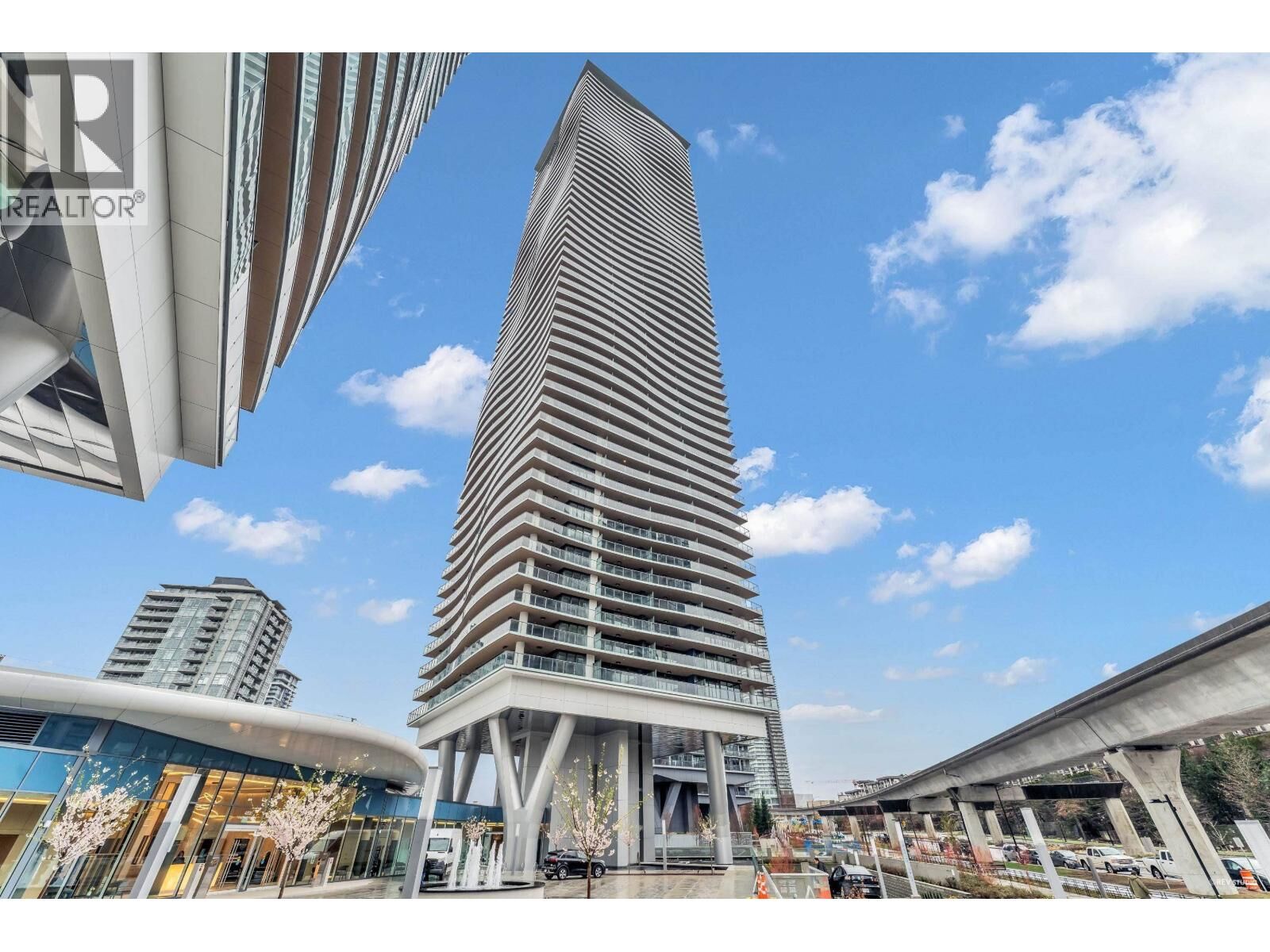 Photo de la propriété: 4880 Lougheed Highway 1301 BC V5C 0N1