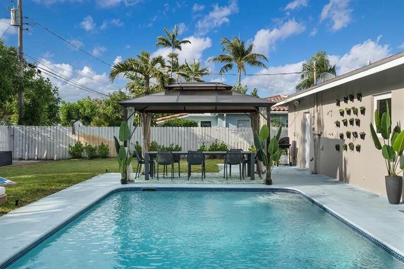 Property Photo: 5701 NE 16th Ave FL 33334