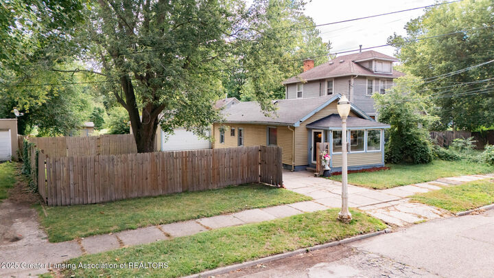 Property Photo:  425 S Hayford Avenue  MI 48912 