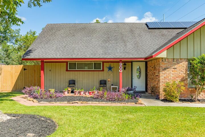 Property Photo:  900 W Mulberry Street  TX 77515 