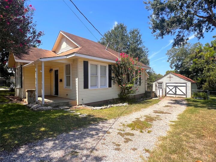 Property Photo:  204 W Chauncy Street  TX 77833 
