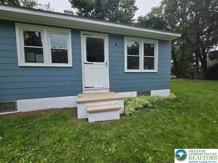 3074 Mauch Chunk Road  South Whitehall Twp PA 18104 photo