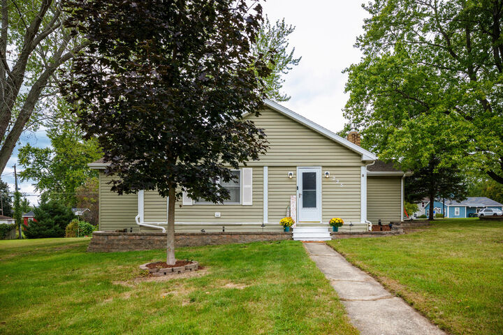 Property Photo:  225 Park Ave  WI 53181 