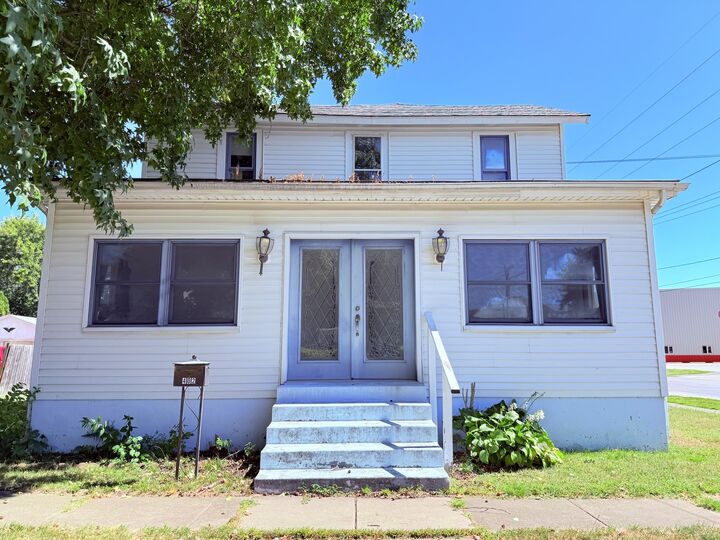 Property Photo:  402 N Madison Street  IL 61727 