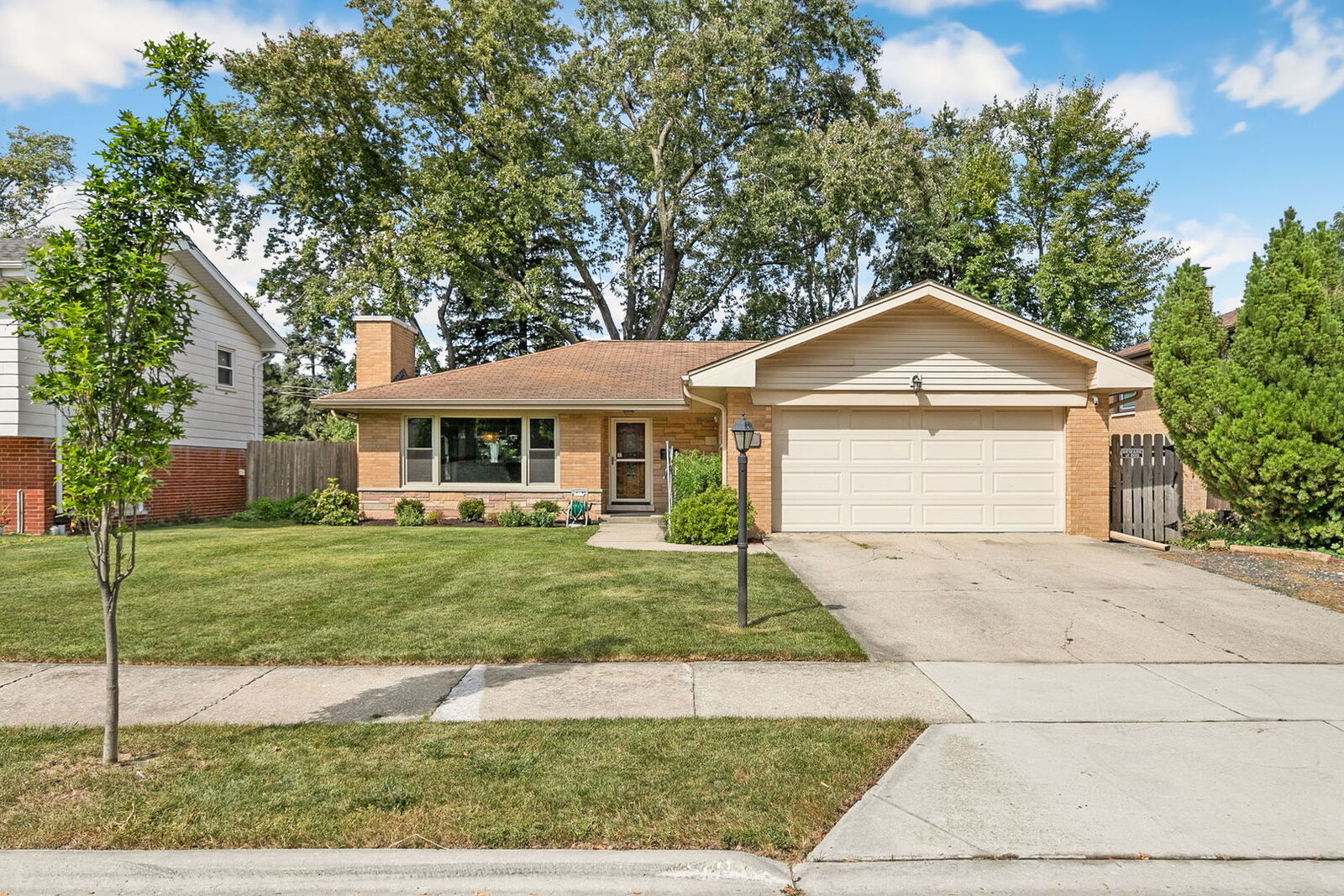 Property Photo:  205 Huntington Court  IL 60526 