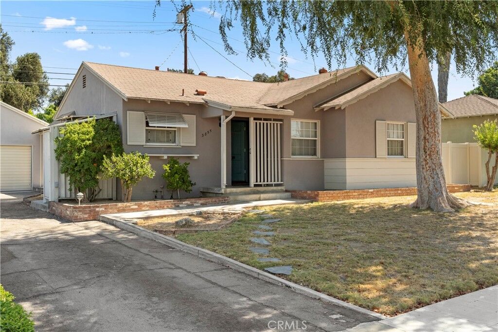 Property Photo: 3855 Roblyn St CA 92504