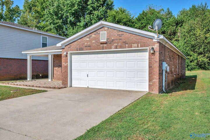Property Photo: 163 Sagebrook Drive AL 35757