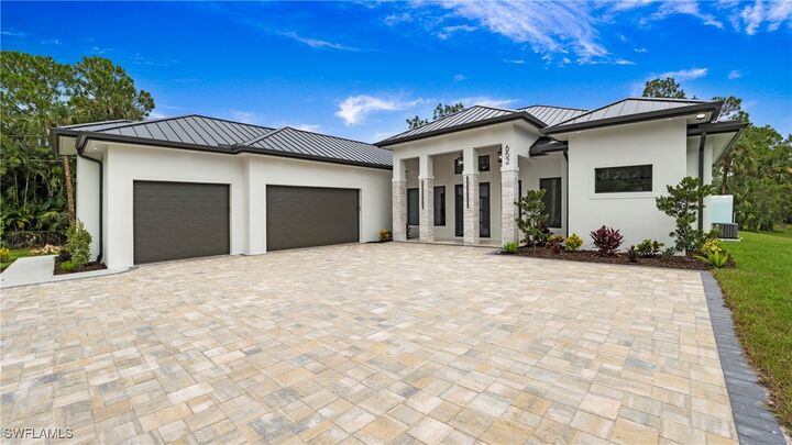 Property Photo: 652 15th Street SW FL 34117
