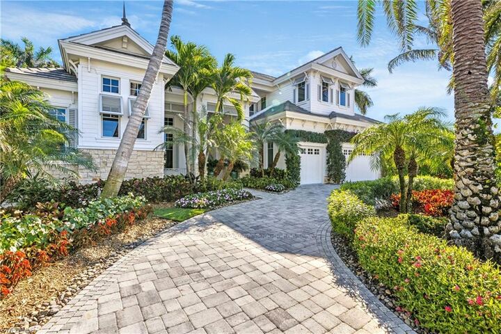 Property Photo: 532 Pine Grove Ln FL 34103