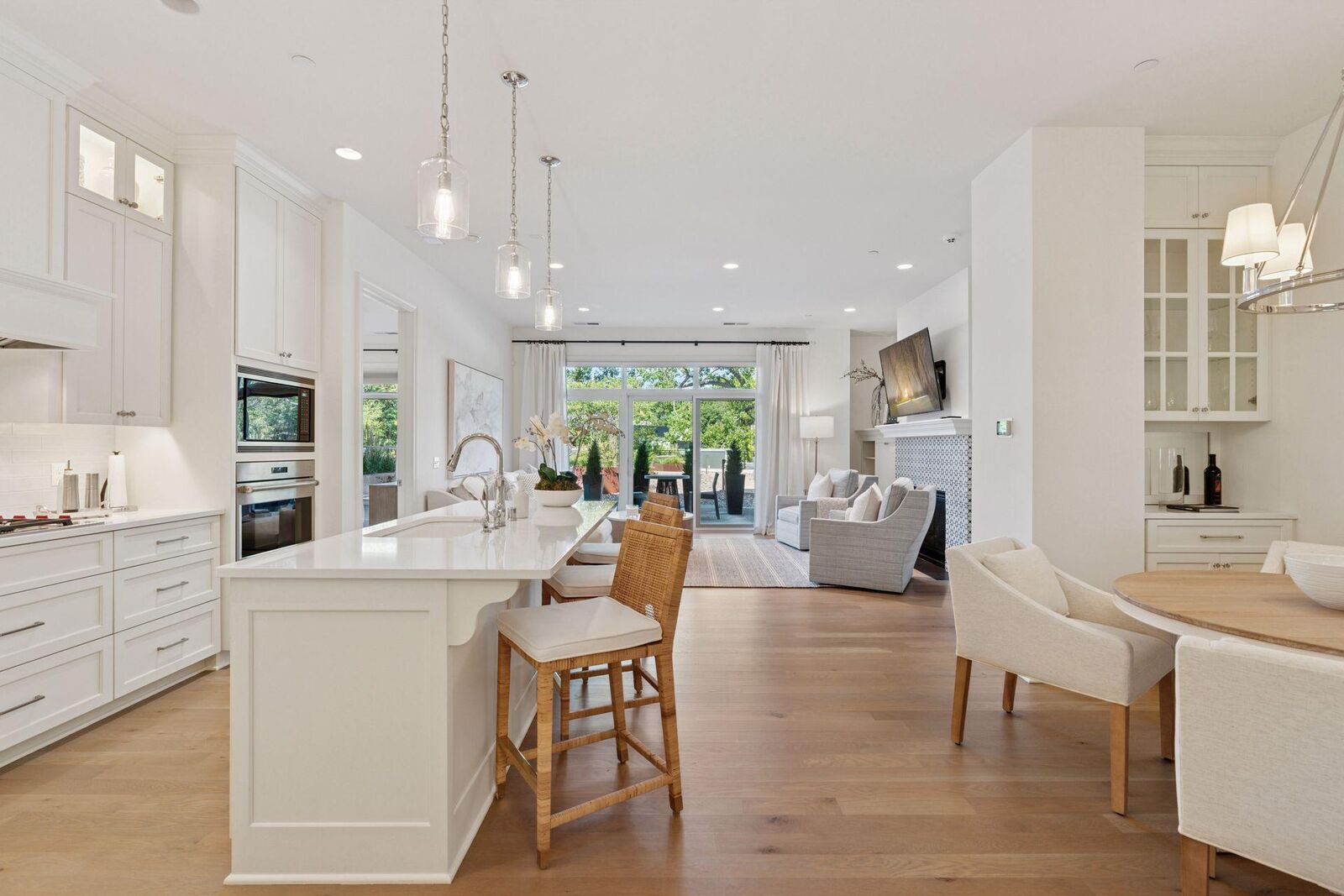 Property Photo:  935 Lake Street E 208  MN 55391 