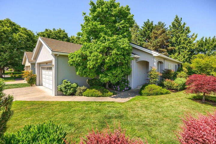 Property Photo:  606 Summerwood Drive  OR 97504 