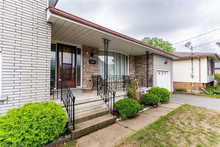 Property Photo: 32 Avondale Crescent ON N3S 4L5