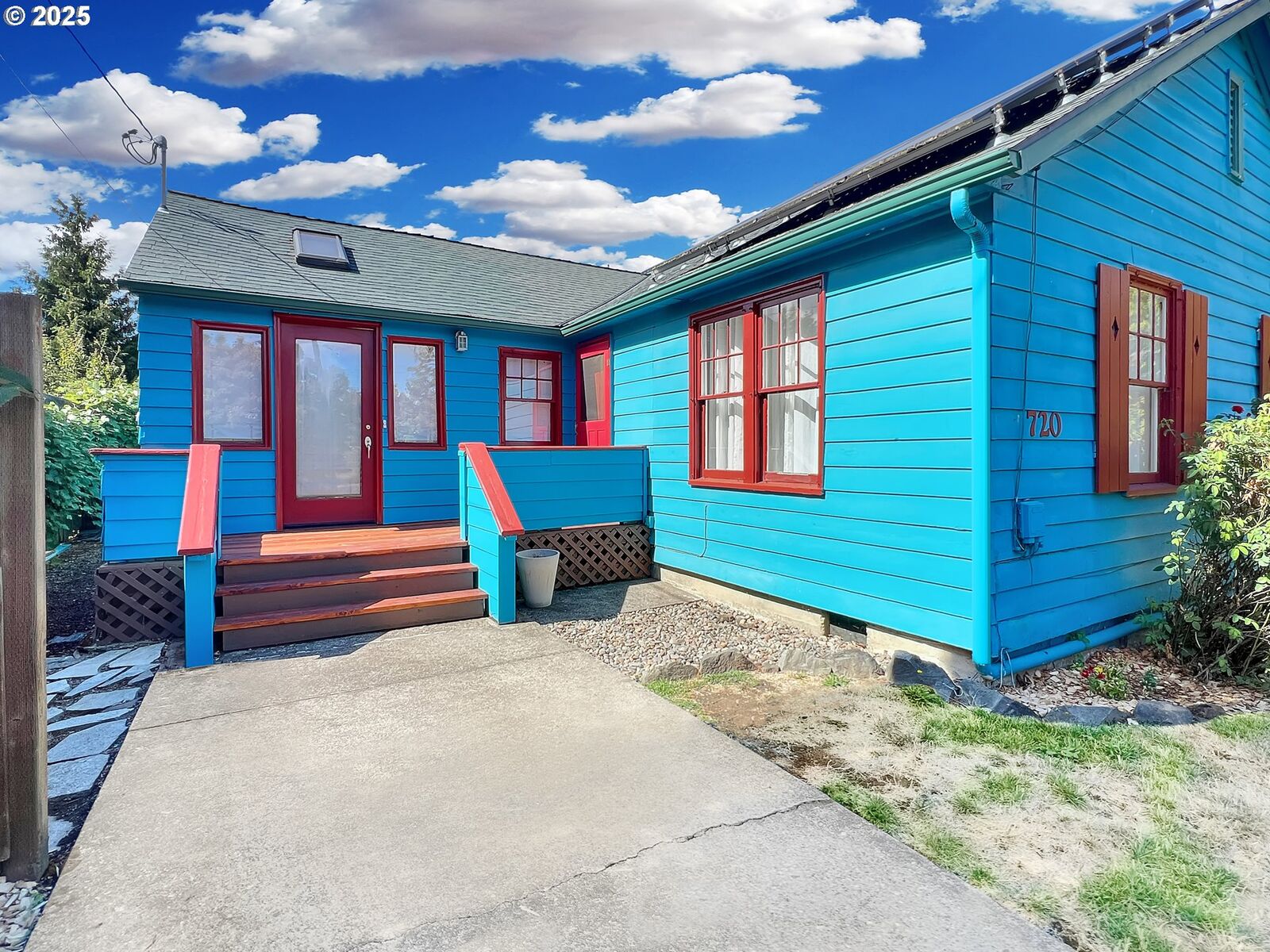 Property Photo: 720 SW 5th St OR 97333