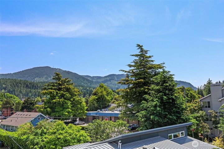 Property Photo:  125  1st Avenue NW  WA 98027 