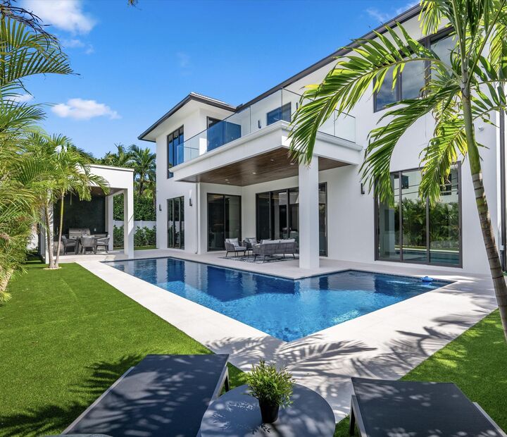 Property Photo:  335 NE 5th Street  FL 33432 