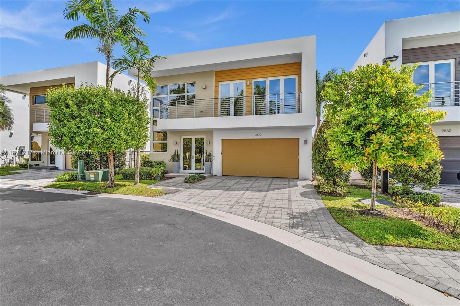 Property Photo: 9870 NW 74th Ter FL 33178