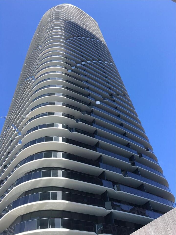 55 SW 9th Street 3905  Miami FL 33130 photo