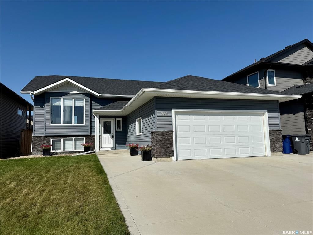 Property Photo:  726 Casper Crescent  SK S0K 4S4 