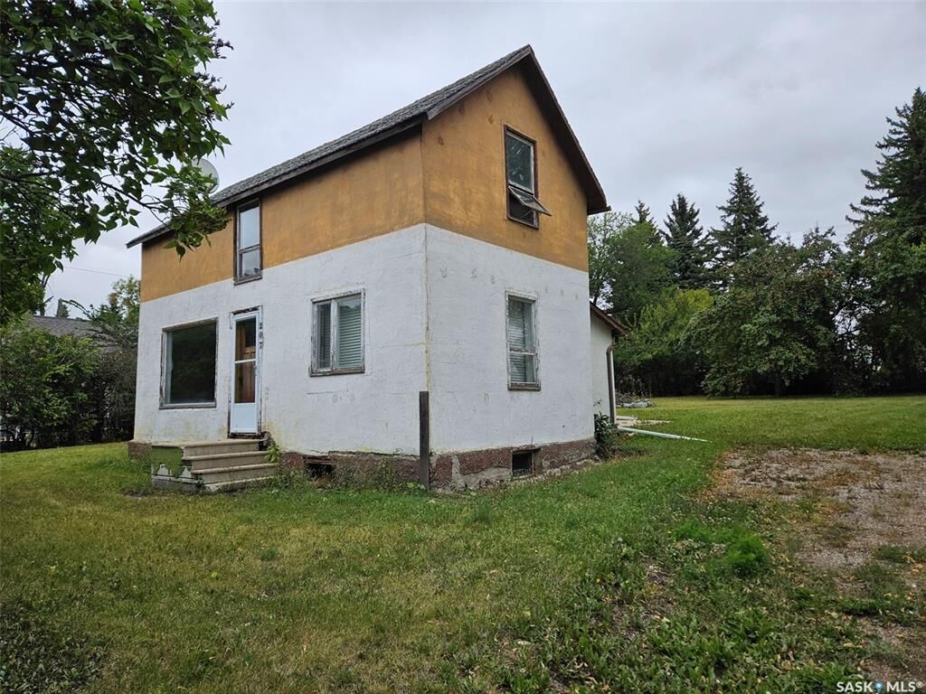 Property Photo: 207 Walter Street SK S0G 5A0