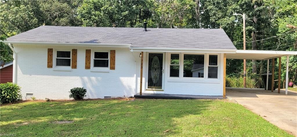 Property Photo:  1323 Meredith Court  NC 27288 