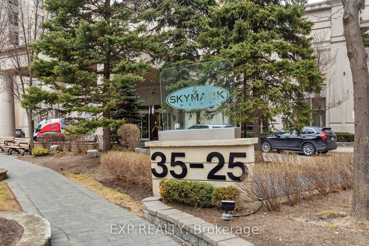 Property Photo:  25 Kingsbridge Garden Circle 616  ON L5R 4B1 