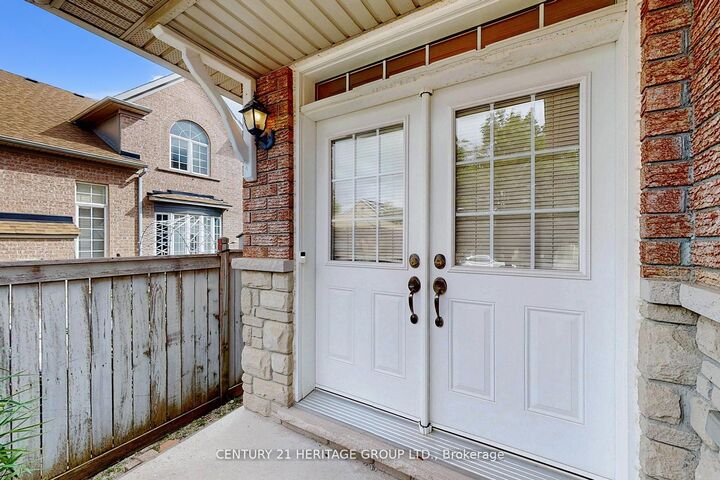 Property Photo:  4 Sunnyvale Gate  ON L6S 6J3 