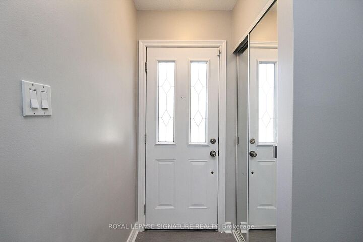 Photo de la propriété:  27 Cornwallis Drive  ON M1P 1H1 