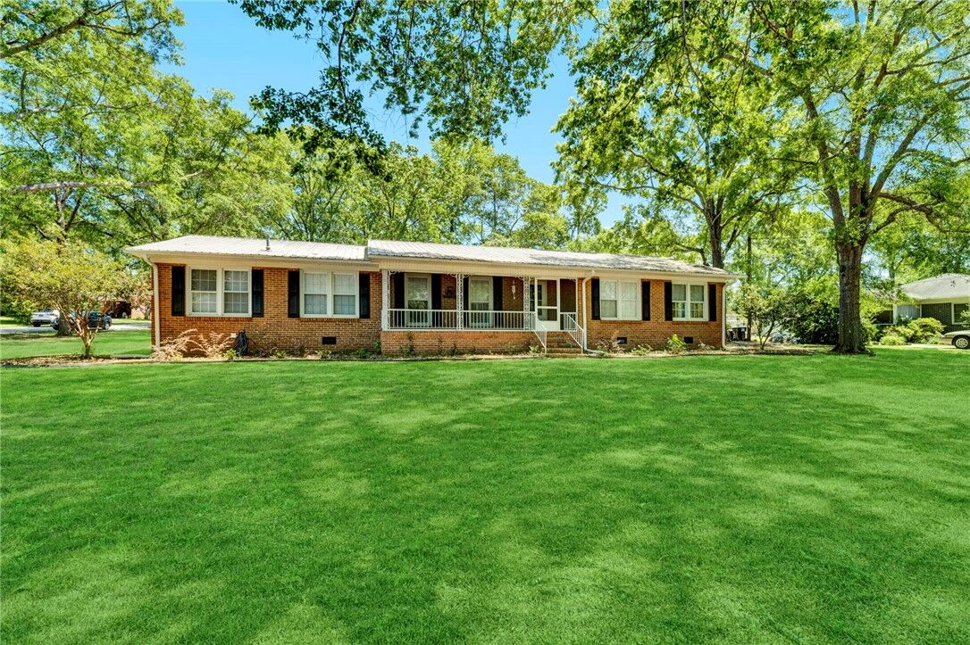 Property Photo: 302 Forest Lane SC 29627