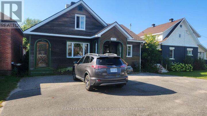 Property Photo: 1329 Cassells Street ON P1B 4C1