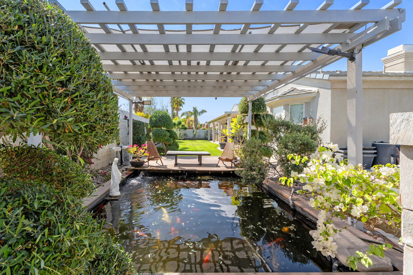 Property Photo:  6 Voltaire Court  CA 92270 