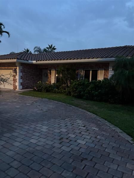 Property Photo: 2811 NE 59th St FL 33308