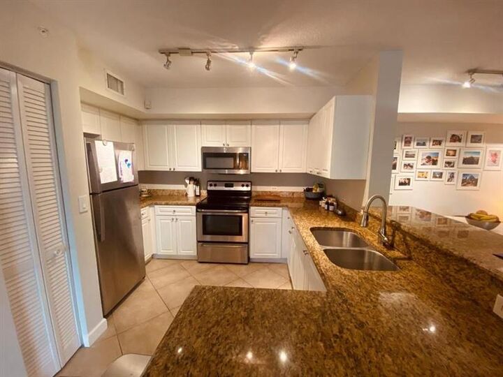 Property Photo:  405 Villa Cir  FL 33435 
