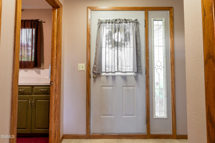 Property Photo: 703 8th Avenue NE ND 58554