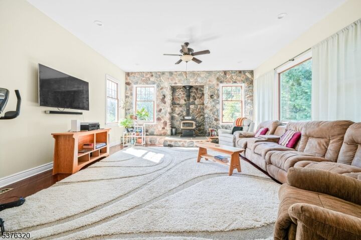 Property Photo:  4 Longview Trl  NJ 07834