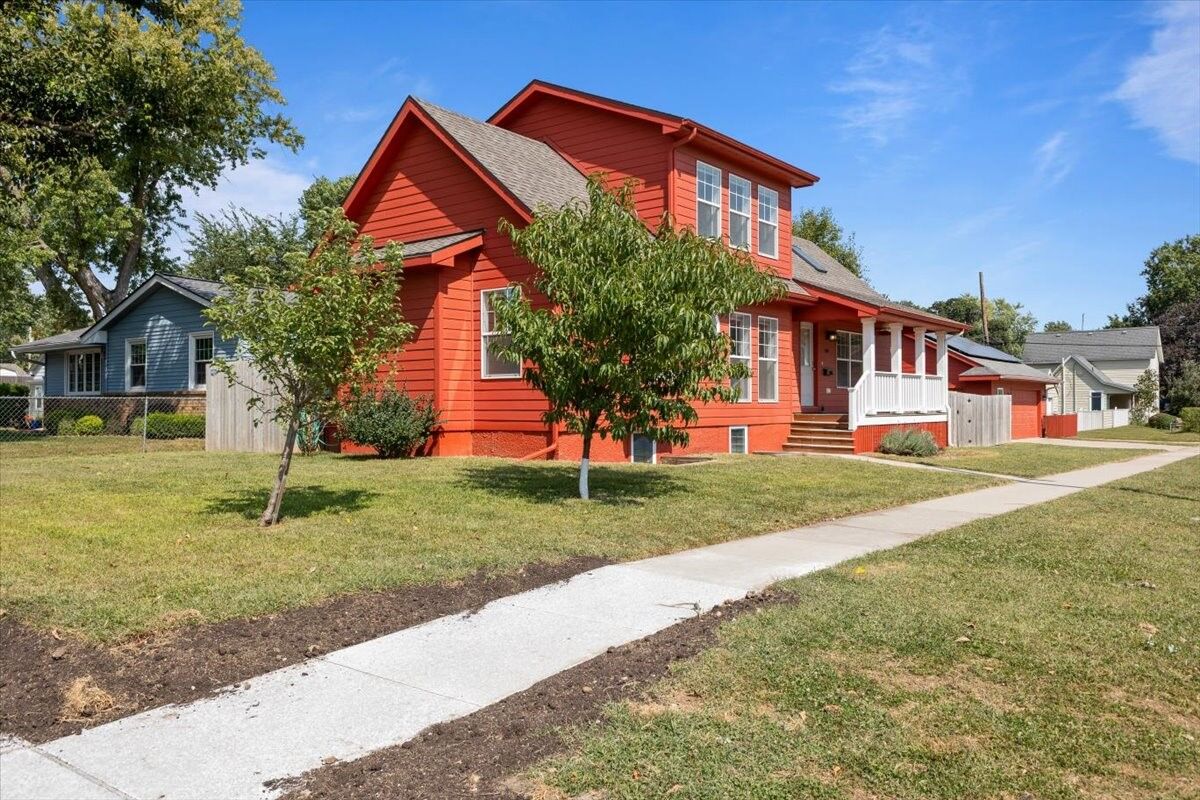 Property Photo:  501 10th Street  IA 50265 