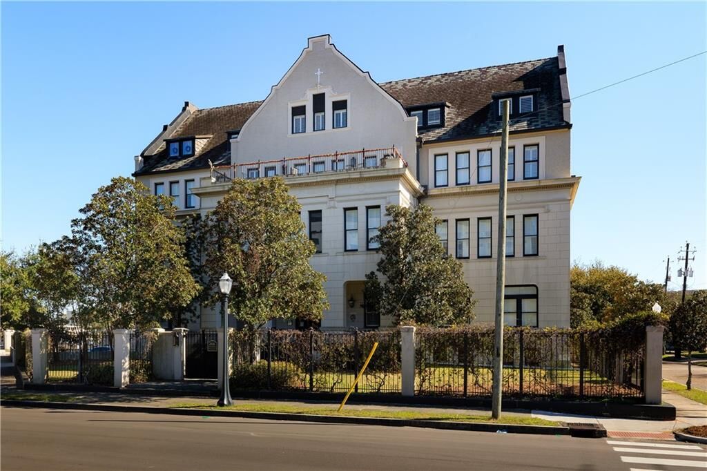 Property Photo:  753 St Francis Street #3003B  AL 36602